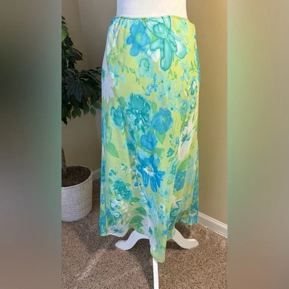 EUC Skirt: Large Floral Pattern on Soft Lime Green, Pull-On, Vintage c. 1990s - Picture 6 of 11
